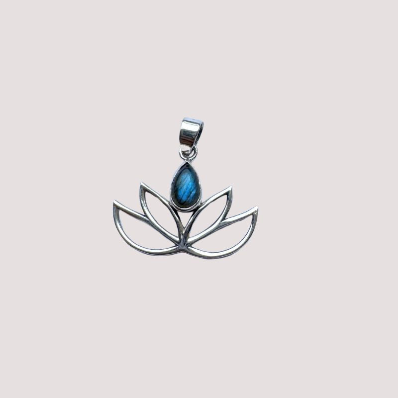 Yoga-Schmuck: Silberner Anhänger mit Labradorit und Lotus-Symbol