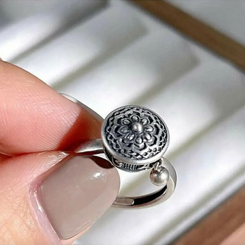 Inspirierender Fidget Ring zur Angstbewältigung mit traditioneller Lotusgravur