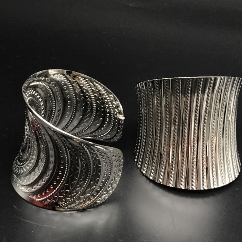 silberne Armreifen Arm Cuffs in stillvollem Design