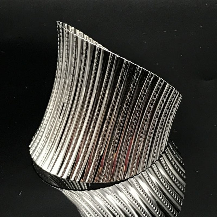 silberner Armreifen Arm Cuff mit stillvollem Design 