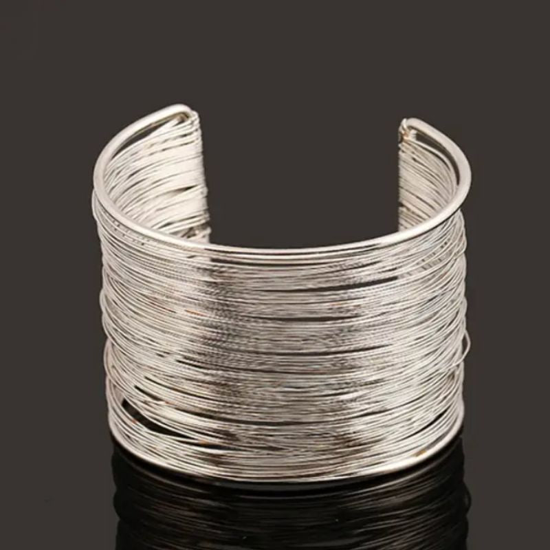 Silberner Armcuff | Offenes Armband aus Metall in silber | stillvolles Modeschmuck Armband 