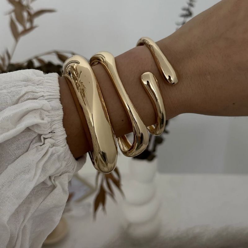 goldene Armreifen in klobigem trend design 