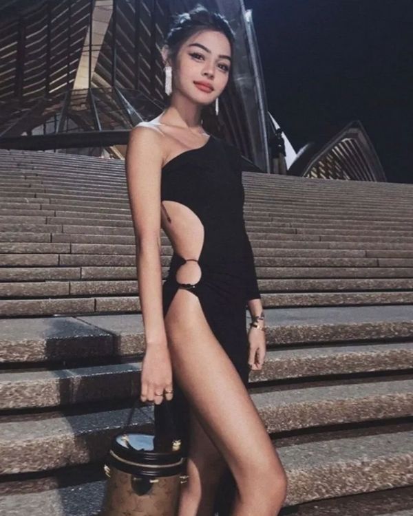 Modisches Damenkleid mit asymmetrischem Schnitt und einem mix aus Eleganz und Sexappeal.