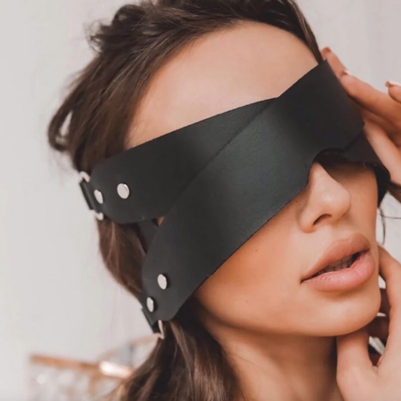 Kinky BDSM Bondage Augenmaske aus schwarzen Riemen 