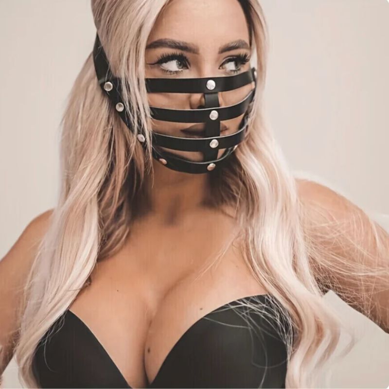 Kinky BDSM Fetisch Mundmaske aus schwarzen Riemen mit silbernen Nieten 