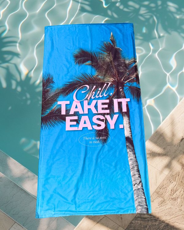 Blaues Strandtuch Badetuch mit Palme und Text Chill - Take it easy - there is no need to rush