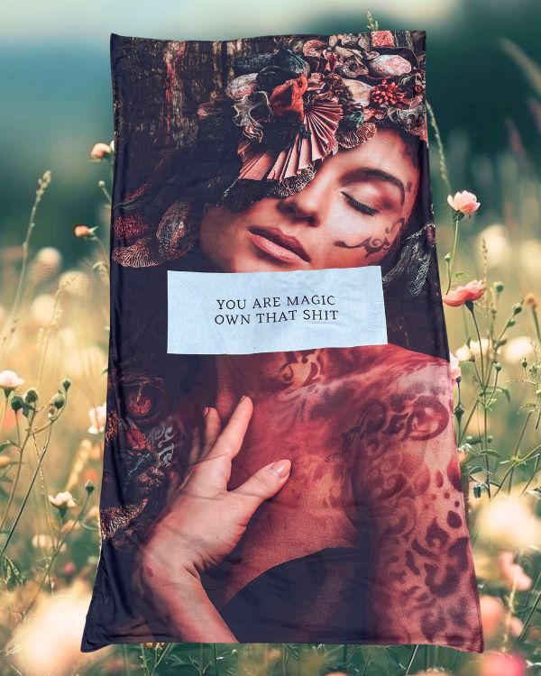 Stylisches Strandtuch Badetuch mit Frau drauf und Spruch "you are magic - own that shit" 