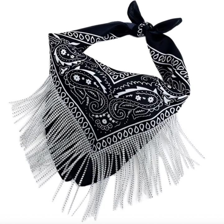 Nahaufnahme des gebundenen Paisley-Halstuchs Boho Stardust in schwarz