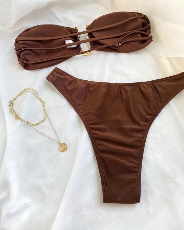 Sommerlicher Look: Bandeau Bikini in Braun und Gold