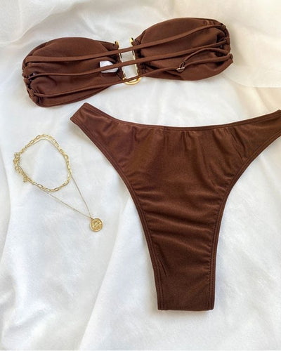 Sommerlicher Look: Bandeau Bikini in Braun und Gold