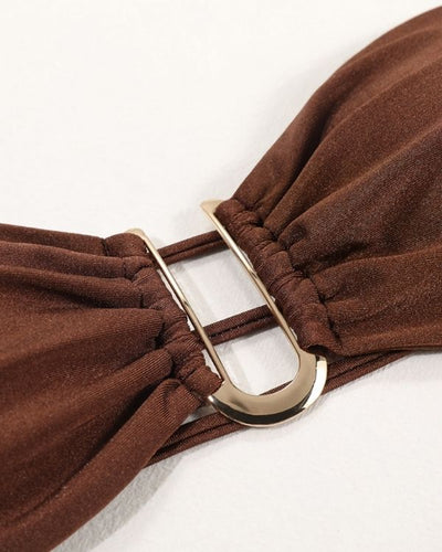 Modischer Bikini für entspannte Tage am Wasser - Bandeau Oberteil mit Gold Detail