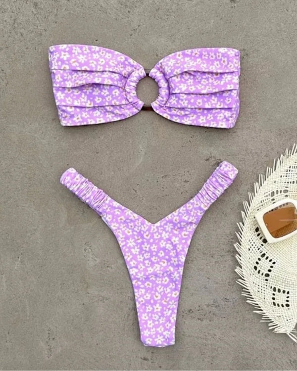 Flieder Violett Bikini Set mit Bandeau und High-Waist Bikini Oberteil mit weissen Gänseblümchen