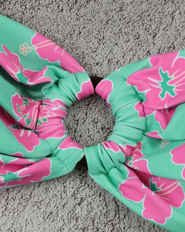 Bandeau Bikini in grün mit pinken Hibiskus Blumen Muster und Ring in der Mitte 