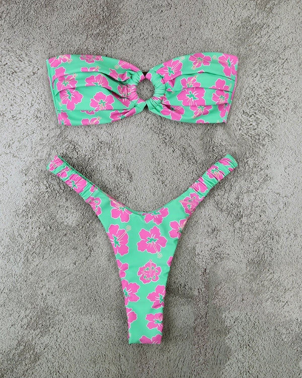 Grünes Bandeau Bikini mit pinken Hibiskus Blumen Muster 