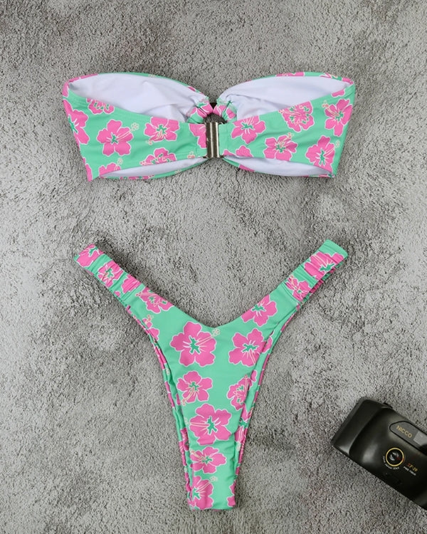 Sommerliches Bandeau Bikini Set mit High-Waist Badehose - grünes Bikini mit pinken Hibiskus Blumen 