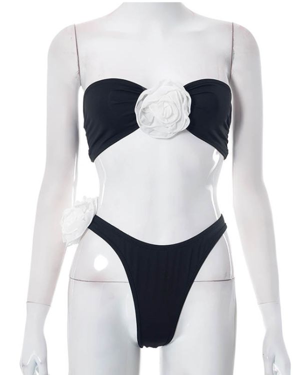 erführerisches Design: Schwarzes Bikini-Set mit wunderschönen weißen Rosenverzierungen