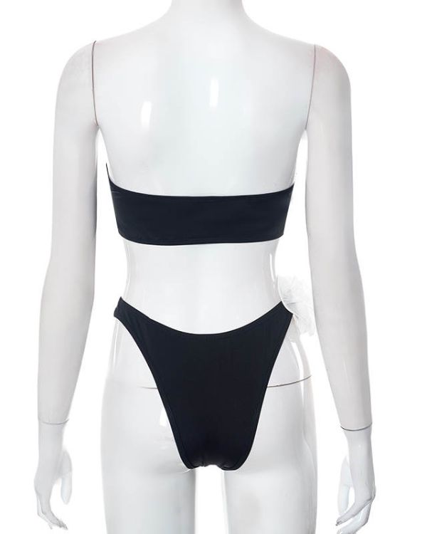 Elegantes 3D Rosen Bikini-Set: Bandeau-Oberteil und hochgeschnittene Badehose in stilvollem Schwarz