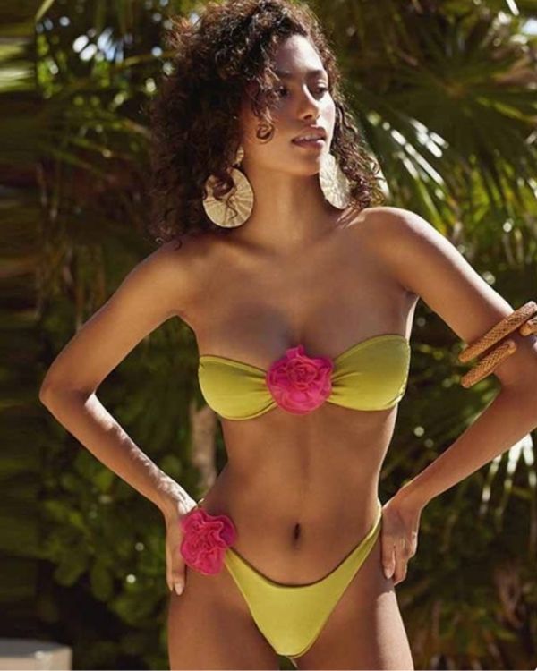 Grünes Bikini Bandeau Oberteil und High-Waist Badehose mit pinker 3D Rose dekoriert  