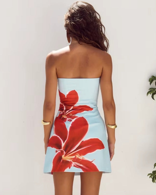 Sommerliches kurzes Kleid mit tropischem Hibiskus-Muster