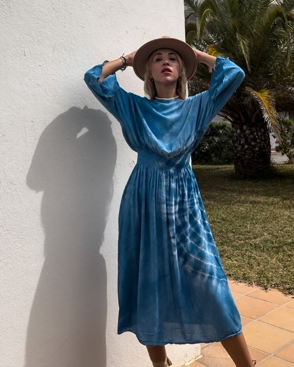 langes Damen Baumwolle Kleid in blau mit Batik Tie Dye Muster 