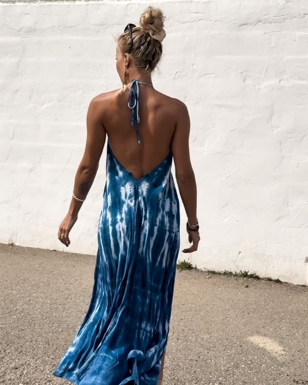 langes Rückenfreies Boho Sommerkleid mit Indigo blauem Batik Tie Dye Muster 