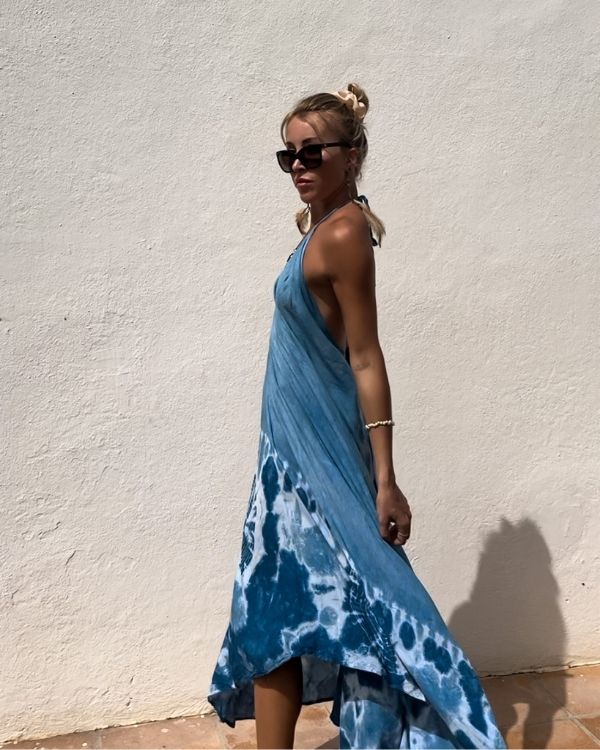 langes rückenfreies Hippie Boho Sommerkleid mit blauen Batik Tie Dye Muster 