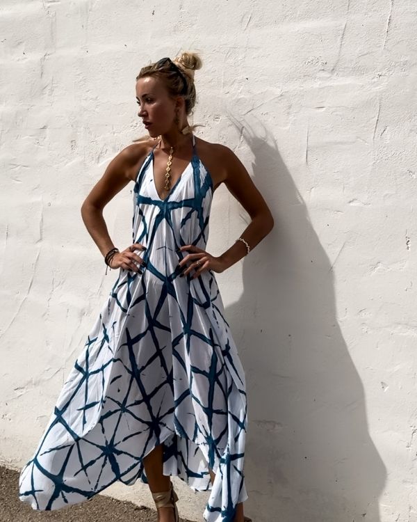 langes Boho Hippie Look Sommerkleid mit offenem Rücken - Weisses Kleid mit blauen Muster