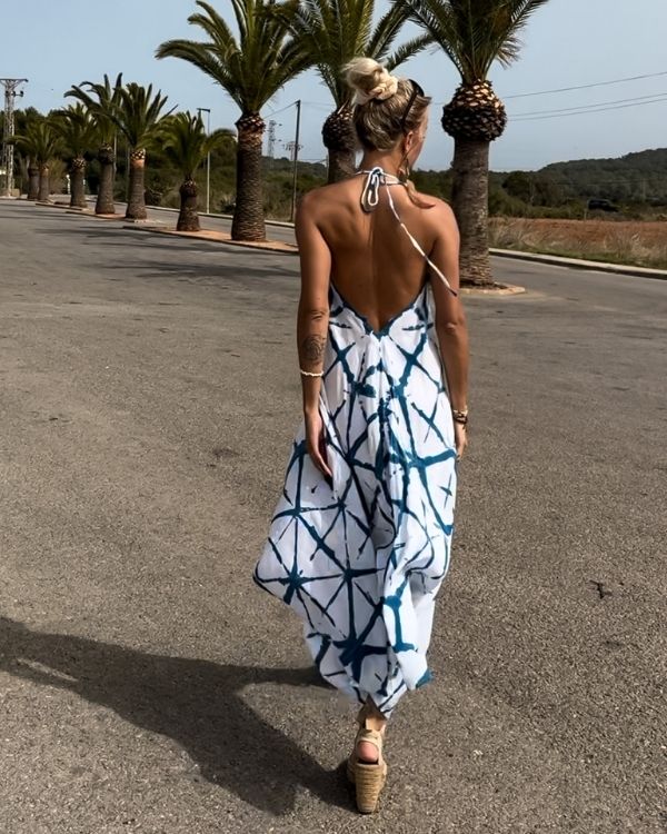 Weisses langes Sommerkleid Rückenfrei mit blauen Batik Tie Dye Mustern 