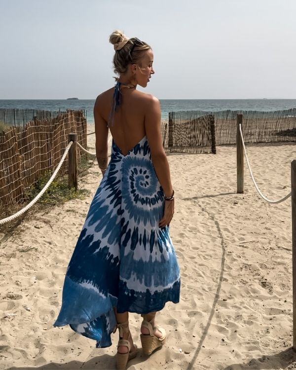 Rückenfreies Sommer Hippie Boho Kleid mit blauem Batik Tie Dye Muster 