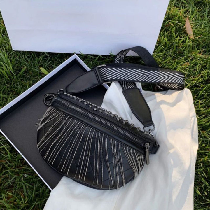 Stillvolle Bauchtasche mit schönem Umhängegurt und Fransen an der Tasche 