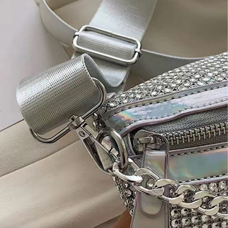 Details von der Bauchtasche in silber mit Glitzersteinen 
