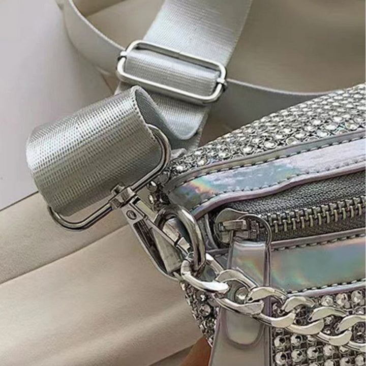 Details von der Bauchtasche in silber mit Glitzersteinen 
