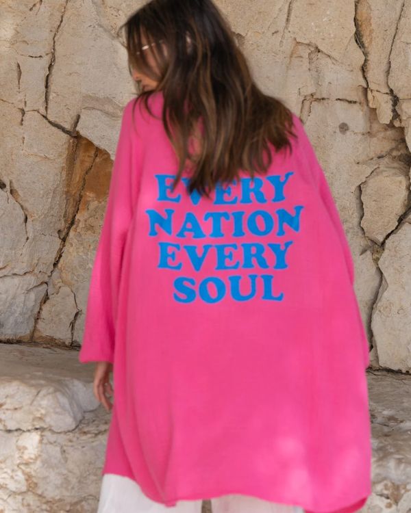 Modische pinkfarbene Oversize-Bluse aus Baumwolle mit trendigem Aufdruck "every nation, every soul" und bequemem Schnitt