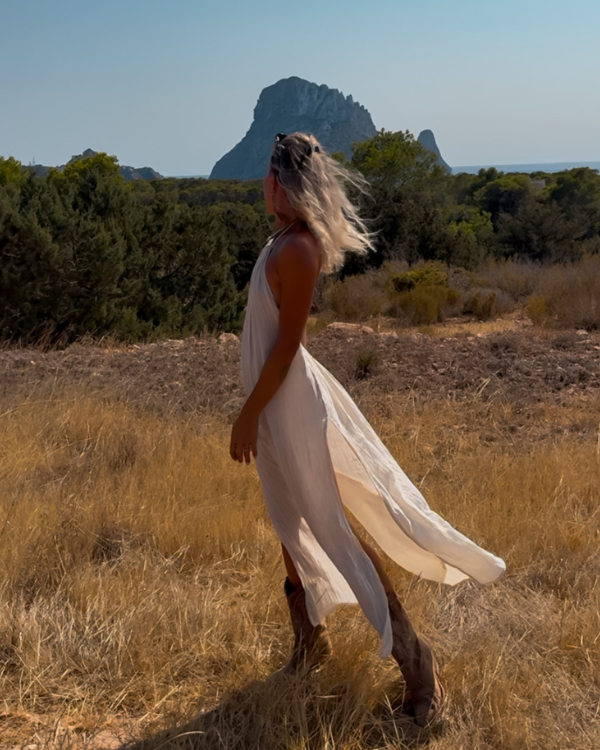 langes Rückenfreies Boho Kleid mit Schlitzen auf der Seite 