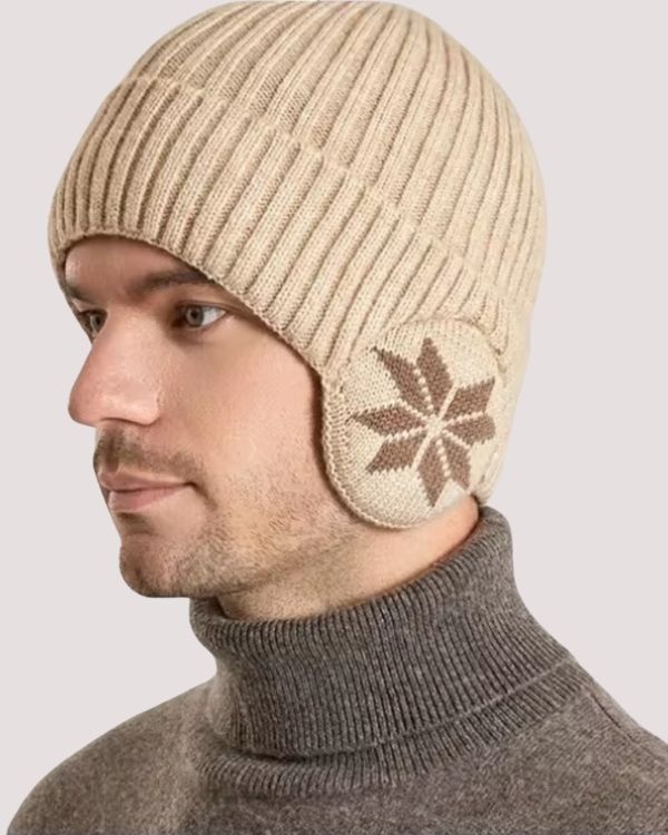 Beige stillvolle Herren Wintermütze Beanie mit Schneeflocken Motiv bei den Ohren 