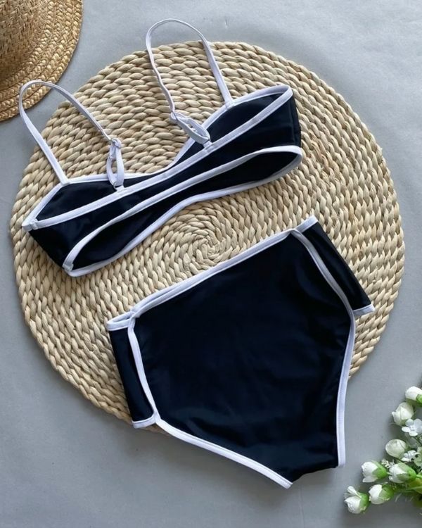 Klassisches Damen Bikini in schwarz-weiss mit schwarzer Badehose und Bandeau Oberteil 