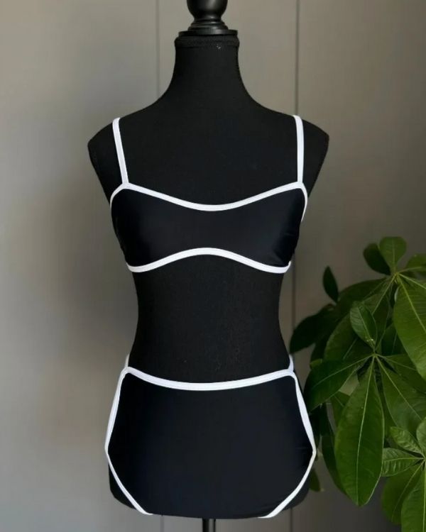 Bikini Set aus Badehose und Bandeau Oberteil in schwarz mit weissem Rand 