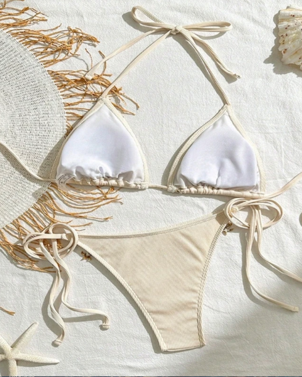 Trendiger Boho Bikini mit Muscheln und Rippstoff