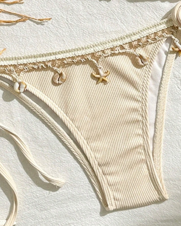 Romantischer Sommerbikini mit Naturdetails / Muscheln