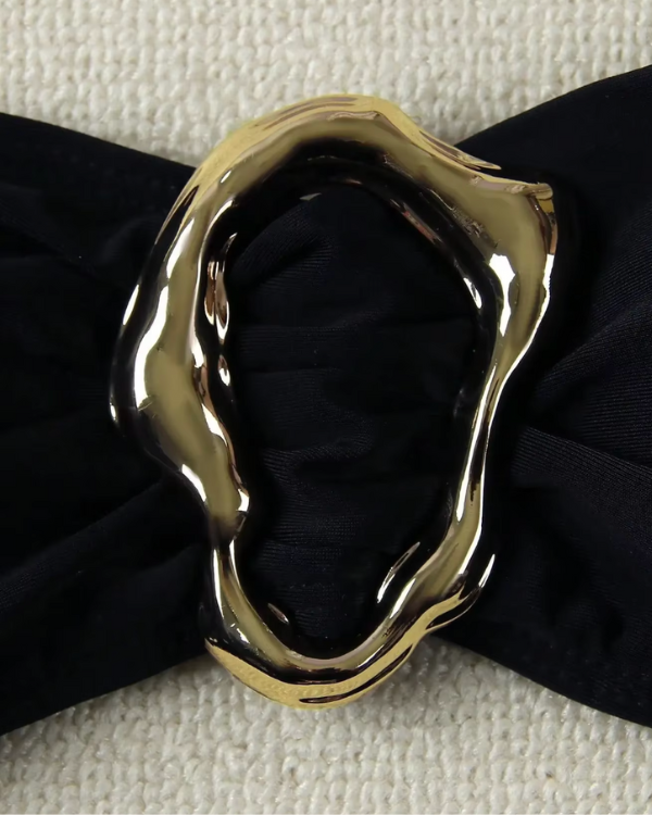 Elegante Bademode mit Detail - Bandeau Bikini mit goldenem Ring