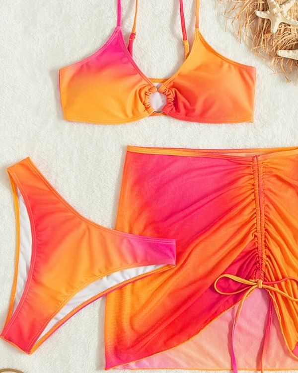 Damen-Strandmode in Batik: Komplettes Set mit Bikini und Pareo in sommerlicher Farbgebung