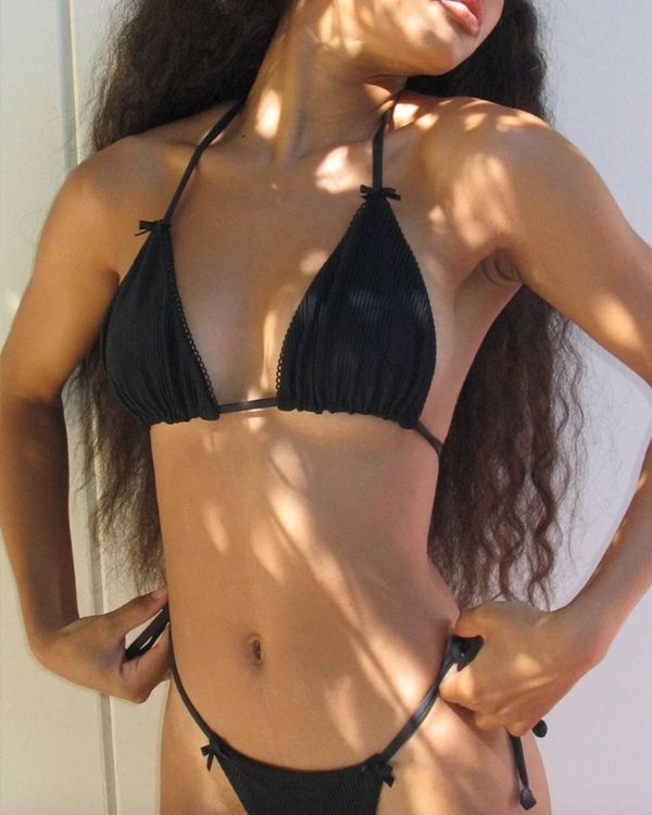 schwarzer sexy Damen Bikini aus Triangel und High-Waist Badehose zum binden auf den Seiten 