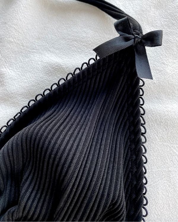 schwarzer Bikini aus Triangel und High-Waist Badehose im Brazilian Schnitt zum binden auf der Seite 