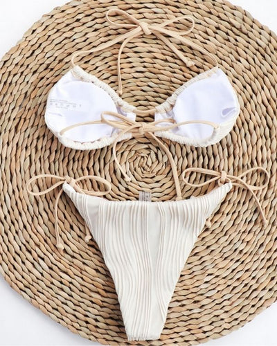 Stylischer Strandlook: Bikini-Set mit Triangel-Oberteil und seitlich gebundener Badehose