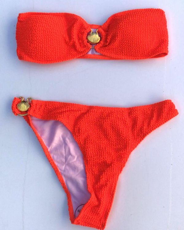 Ruffle Struktur Bikini in knall Korall Orange mit goldenem Muschel Symbol