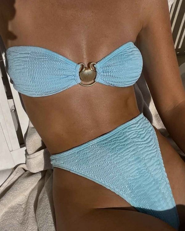 Hellblaues Damen Bikini Set aus strukturiertem Stoff und mit goldenen Muschel Symbolen 