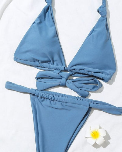 Blickfang am Strand: Blauer Bikini mit High-Waist-Option für individuellen Style