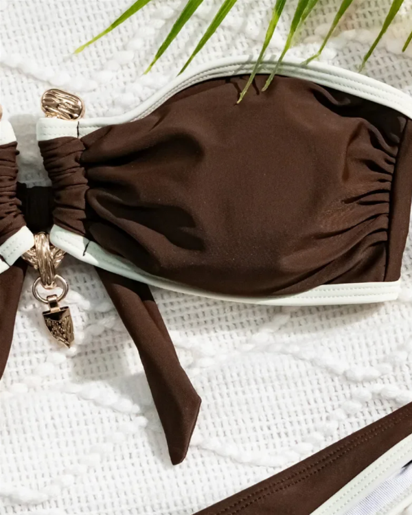 Charm-Bikini mit Retro-Flair - Brauner Bikini mit gold Details 