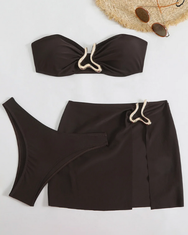 Bandeau-Bikini mit goldenen Details und passendem kurzen Rock dazu
