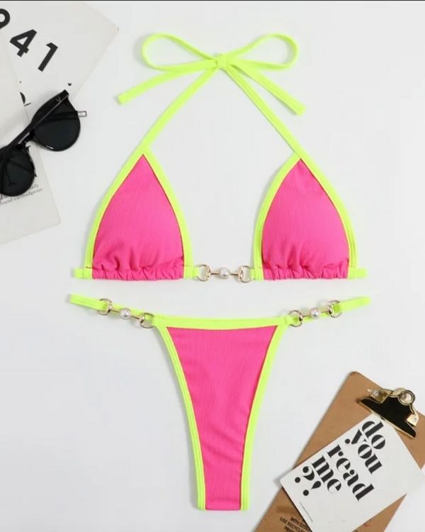 Bikni in pink mit gelbem Rand und Perlen Details am Triangel und Badehose auf der Seite 